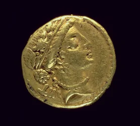 Aureus (Vorderseite) geprägt von Julius Caesar, zeigt einen weiblichen Kopf mit Eichenkranz und Diadem (Gold)